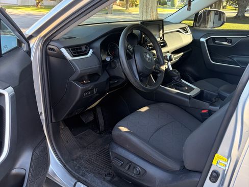 Used 2022 Toyota RAV4 XLE FWD image 4