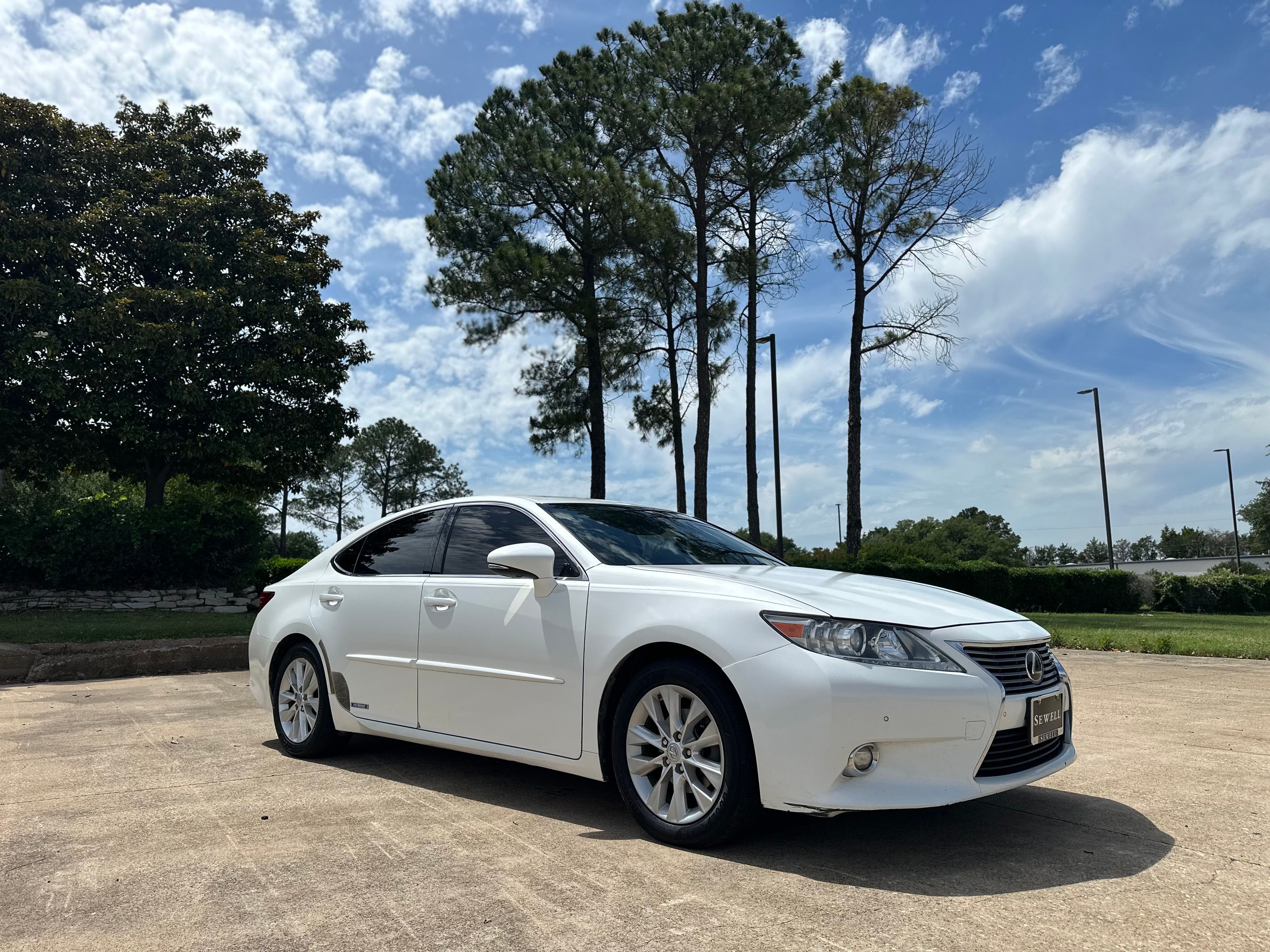 Used 2013 Lexus ES 300h w/ Luxury Pkg FWD image 1