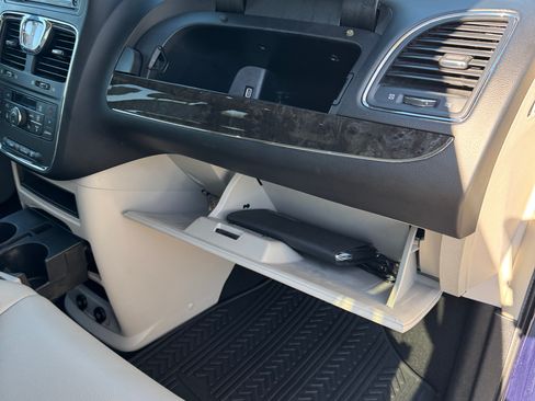 Used 2014 Chrysler Town & Country Touring w/ Driver Convenience Group image 15