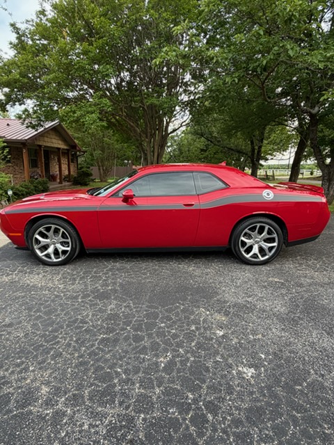 Used 2015 Dodge Challenger SXT Plus RWD image 1