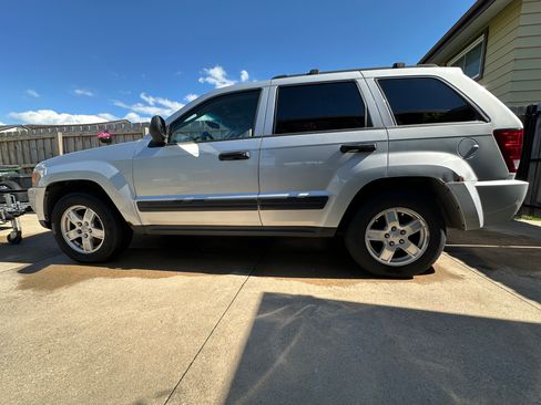 Used 2005 Jeep Grand Cherokee Laredo w/ Cargo Convenience Group AWD/4WD image 6