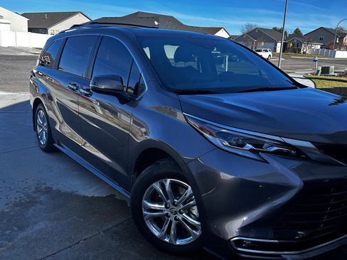 Used 2023 Toyota Sienna Platinum image 2