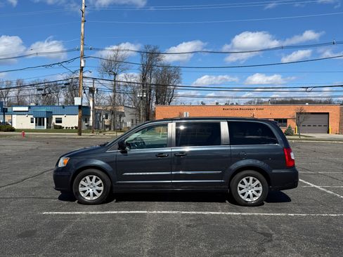 Used 2014 Chrysler Town & Country Touring image 6