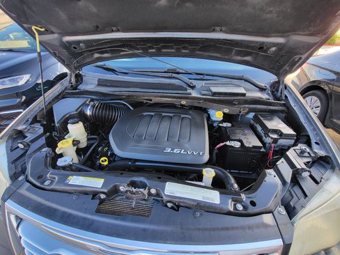 Used 2012 Chrysler Town & Country Touring image 1