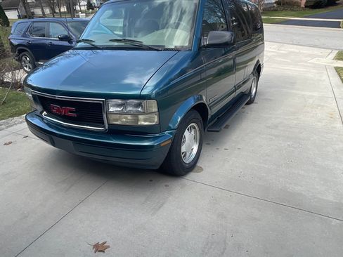 Used 2000 GMC Safari Minivan 3D w/ SLT Marketing Option Pkg 3 image 2
