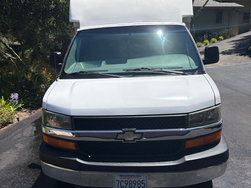 Used 2003 Chevrolet Express 3500 w/ Chrome Appearance Package RWD image 9