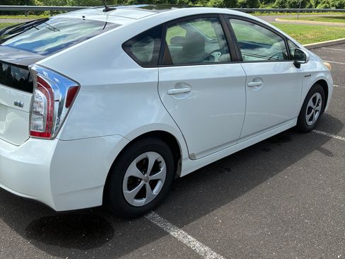 Used 2012 Toyota Prius Four w/ Deluxe Solar Roof Pkg FWD image 2