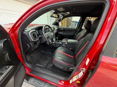 Used 2019 Toyota Tacoma TRD Sport w/ TRD Premium Sport Package image 11