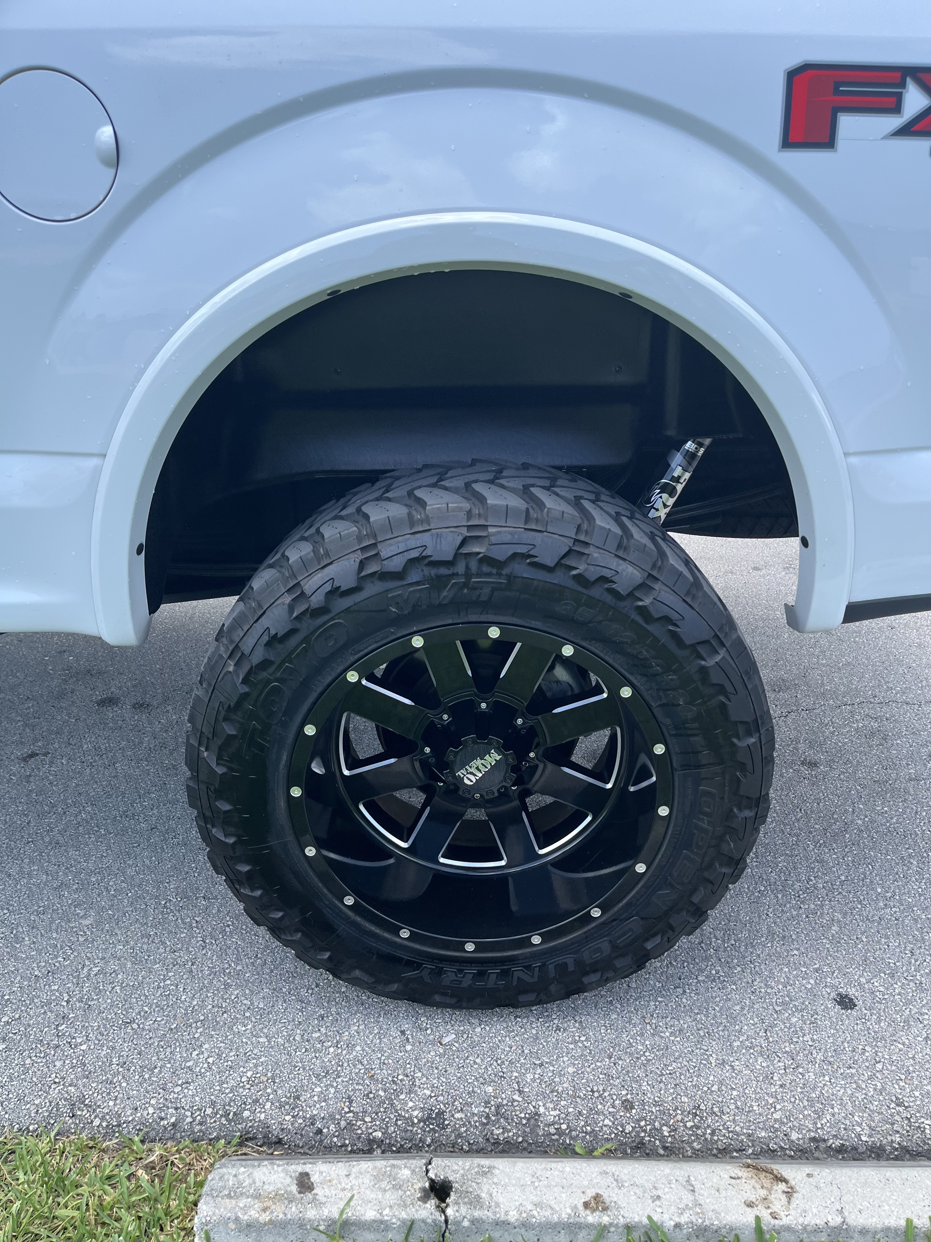 Used 2019 Ford F150 Lariat w/ Equipment Group 502A Luxury AWD/4WD image 9