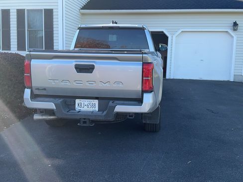 Used 2025 Toyota Tacoma TRD Sport image 12