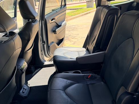 Used 2021 Toyota Highlander Limited image 12