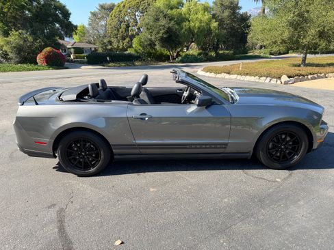 Used 2011 Ford Mustang Premium w/ 201A Rapid Spec Order Code RWD image 4