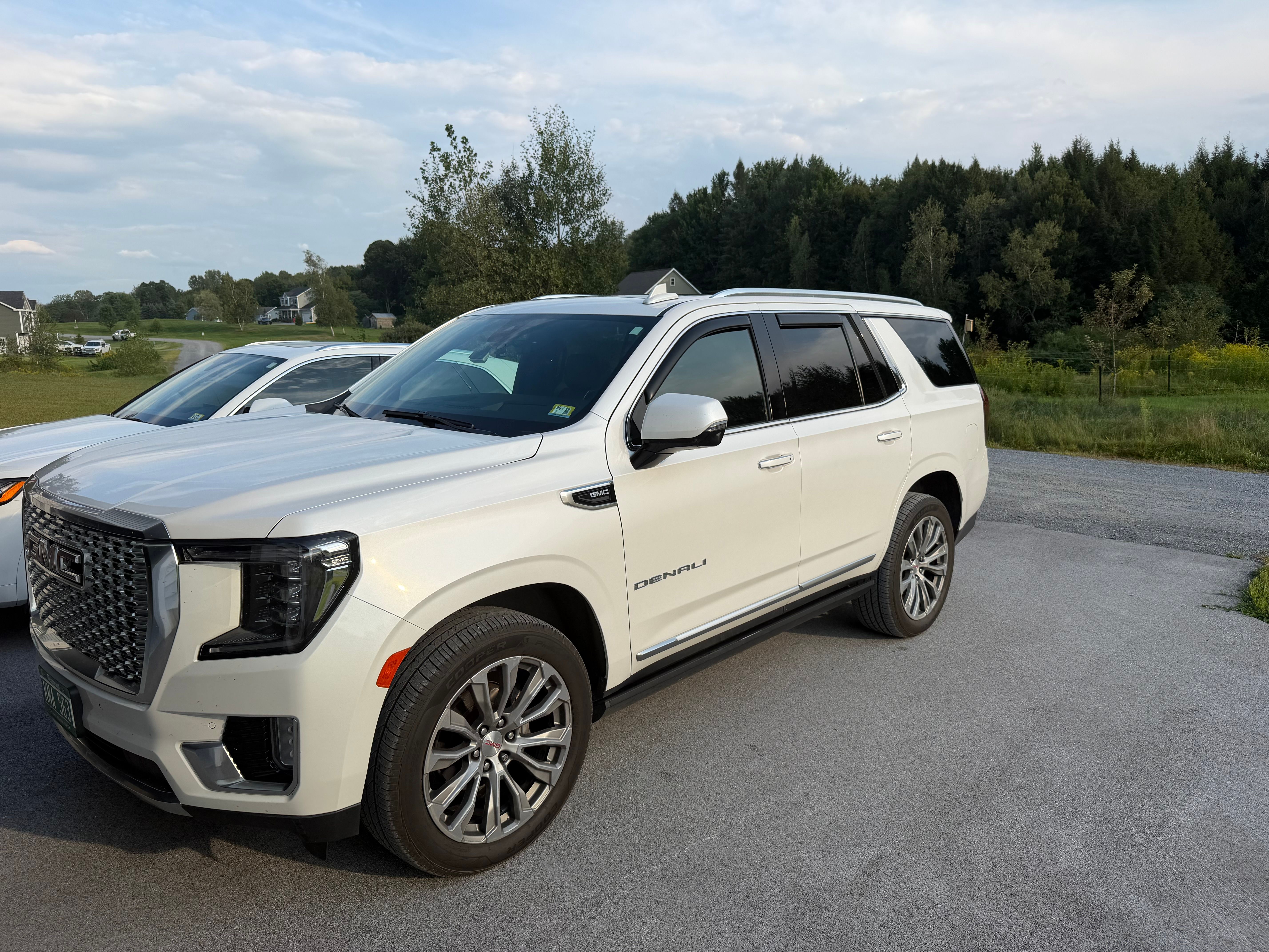 Used 2021 GMC Yukon Denali w/ Denali Premium Package AWD/4WD image 2