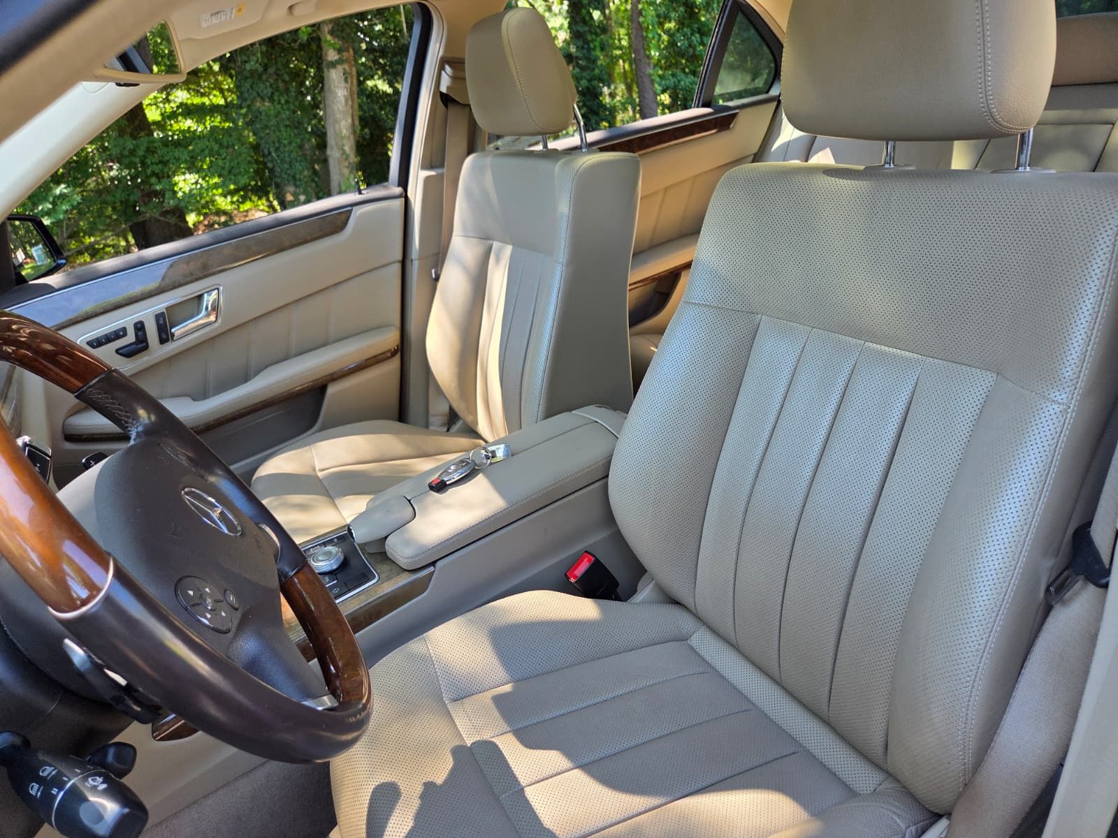 Used 2011 Mercedes-Benz E 550 4MATIC Sedan image 29