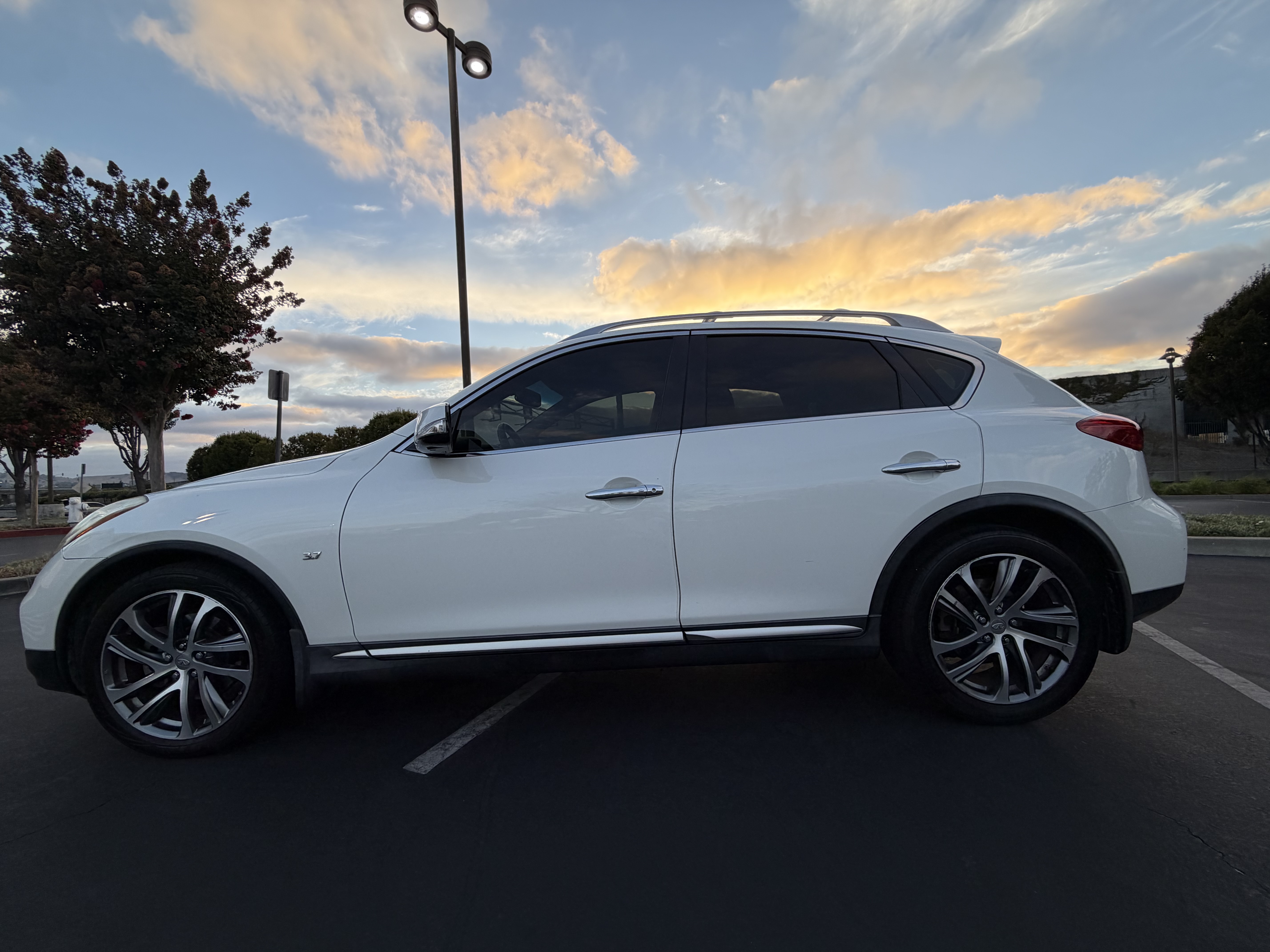 Used 2017 INFINITI QX50 2WD w/ Premium Plus Package image 1
