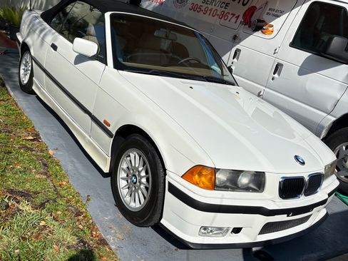 Used 1998 BMW 323i 323i Convertible 2D image 4