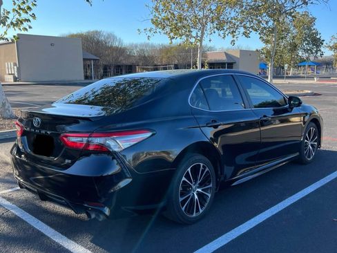 Used 2018 Toyota Camry SE w/ Moonroof Package image 5