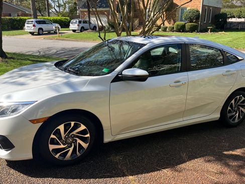 Used 2018 Honda Civic EX image 1