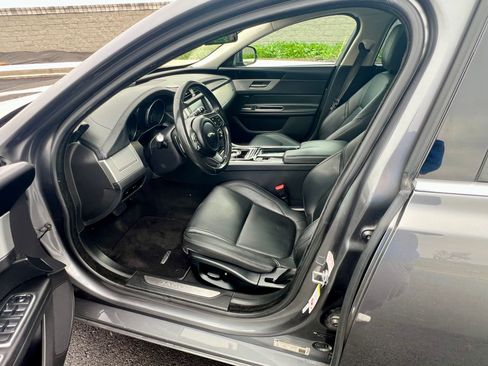Used 2017 Jaguar XF Premium image 10