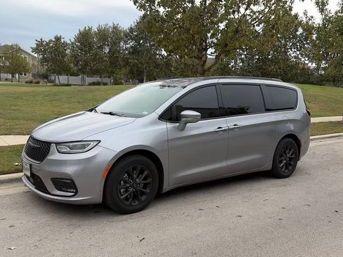 Used 2021 Chrysler Pacifica Touring-L w/ Uconnect Theater Family Group image 1