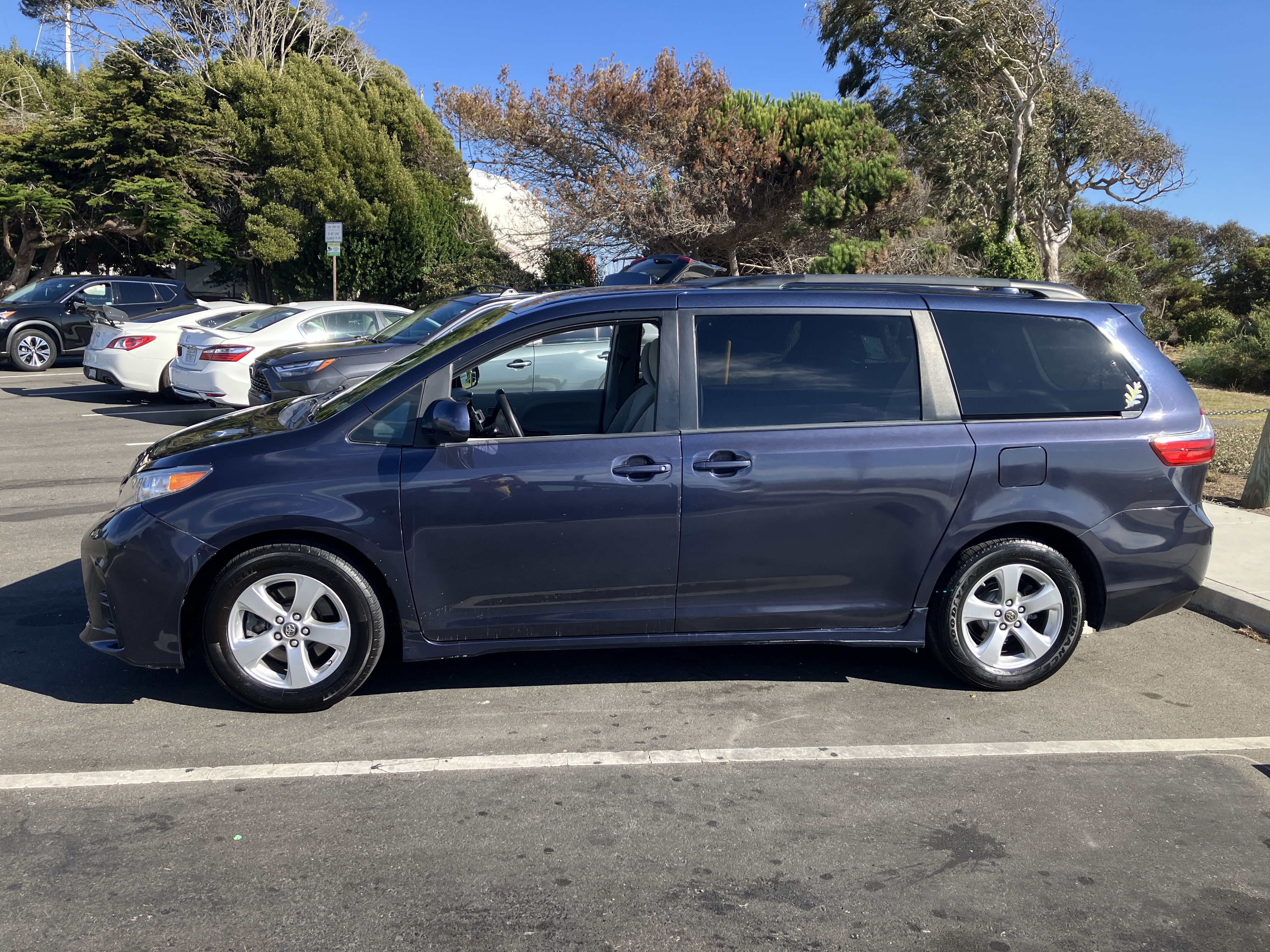 Used 2018 Toyota Sienna LE FWD image 1