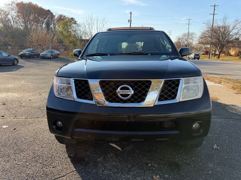 Used 2007 Nissan Pathfinder LE w/ LE Navigation Pkg image 9