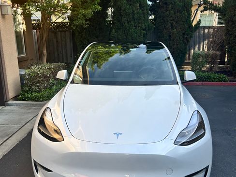 Used 2023 Tesla Model Y Performance AWD/4WD image 2