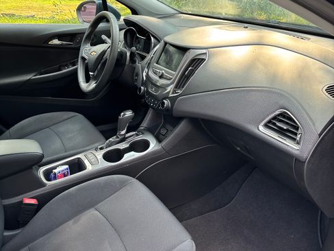 Used 2019 Chevrolet Cruze LT w/ Convenience Package FWD image 6