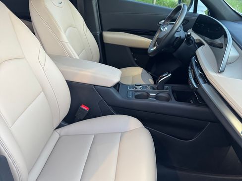 Used 2024 Cadillac XT4 Luxury w/ Cold Weather Package AWD/4WD image 13