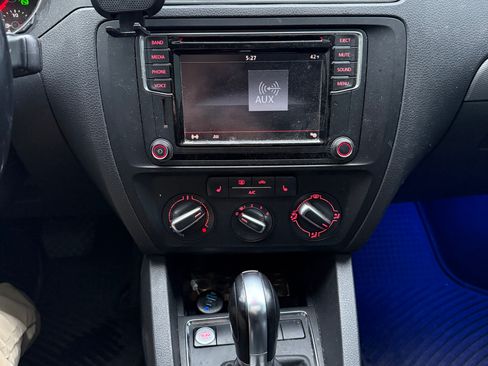 Used 2017 Volkswagen Jetta SE image 18