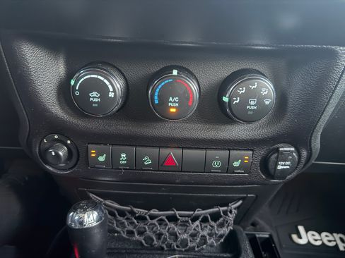 Used 2017 Jeep Wrangler Unlimited Sahara w/ Connectivity Group image 10