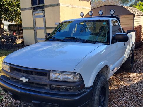 Used 1999 Chevrolet S10 Pickup 2WD Regular Cab image 2