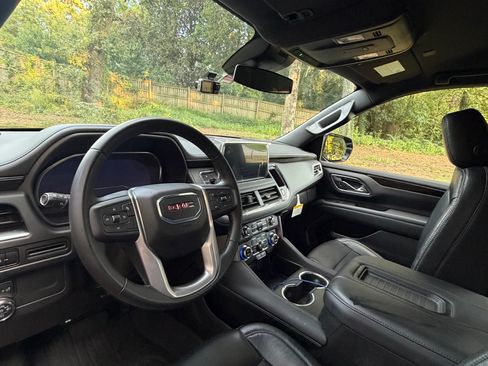 Used 2024 GMC Yukon XL SLE w/ Gmc Pro Safety Plus Package RWD image 11