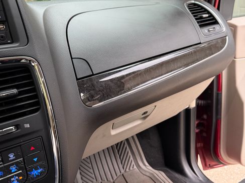 Used 2016 Chrysler Town & Country Touring FWD image 19