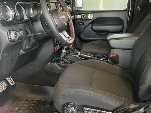 Used 2021 Jeep Wrangler Rubicon w/ Cold Weather Group AWD/4WD image 29