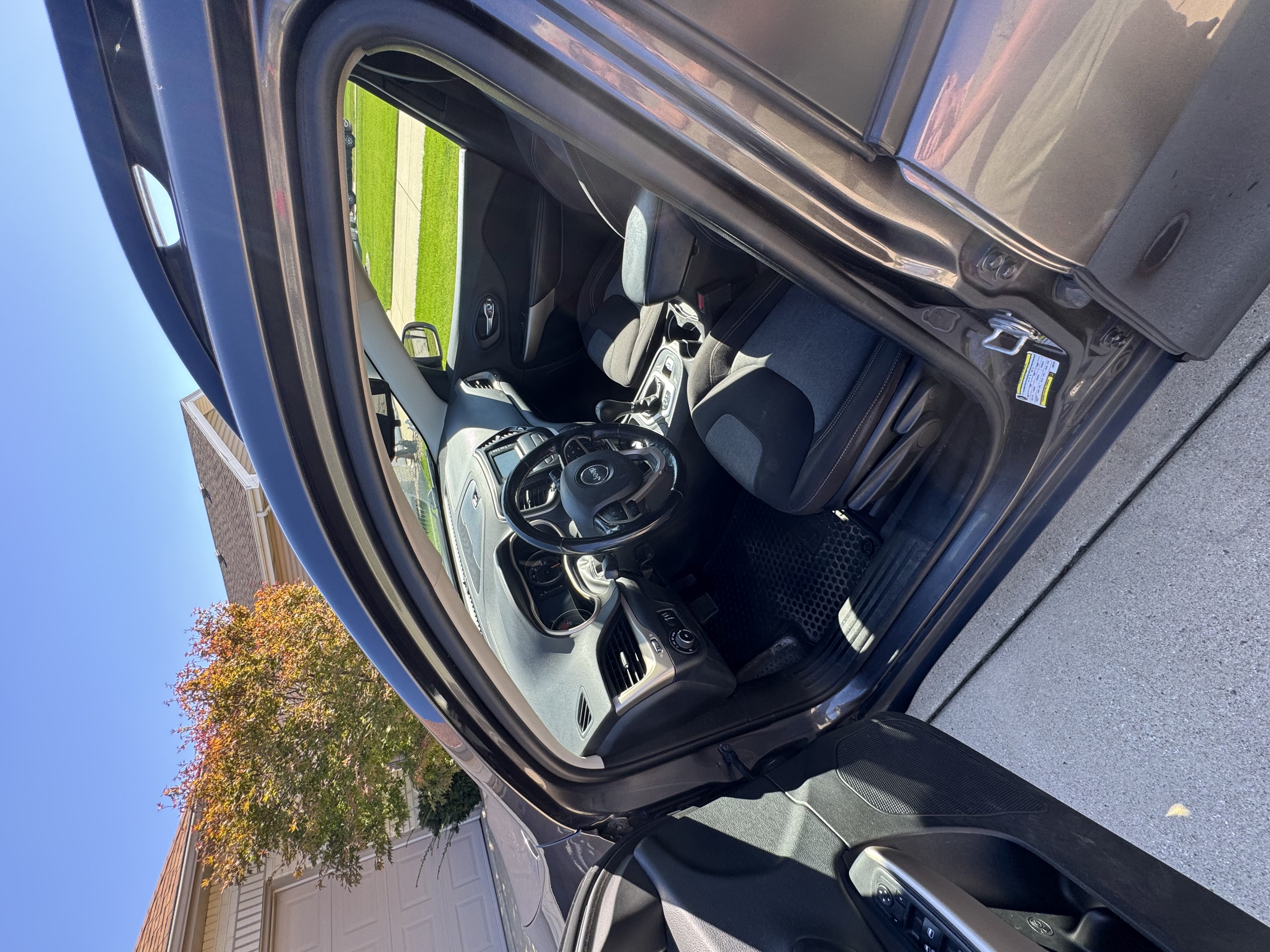 Used 2018 Jeep Cherokee Latitude w/ Altitude Package AWD/4WD image 1