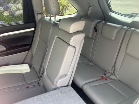 Used 2019 Toyota Highlander XLE AWD/4WD image 8