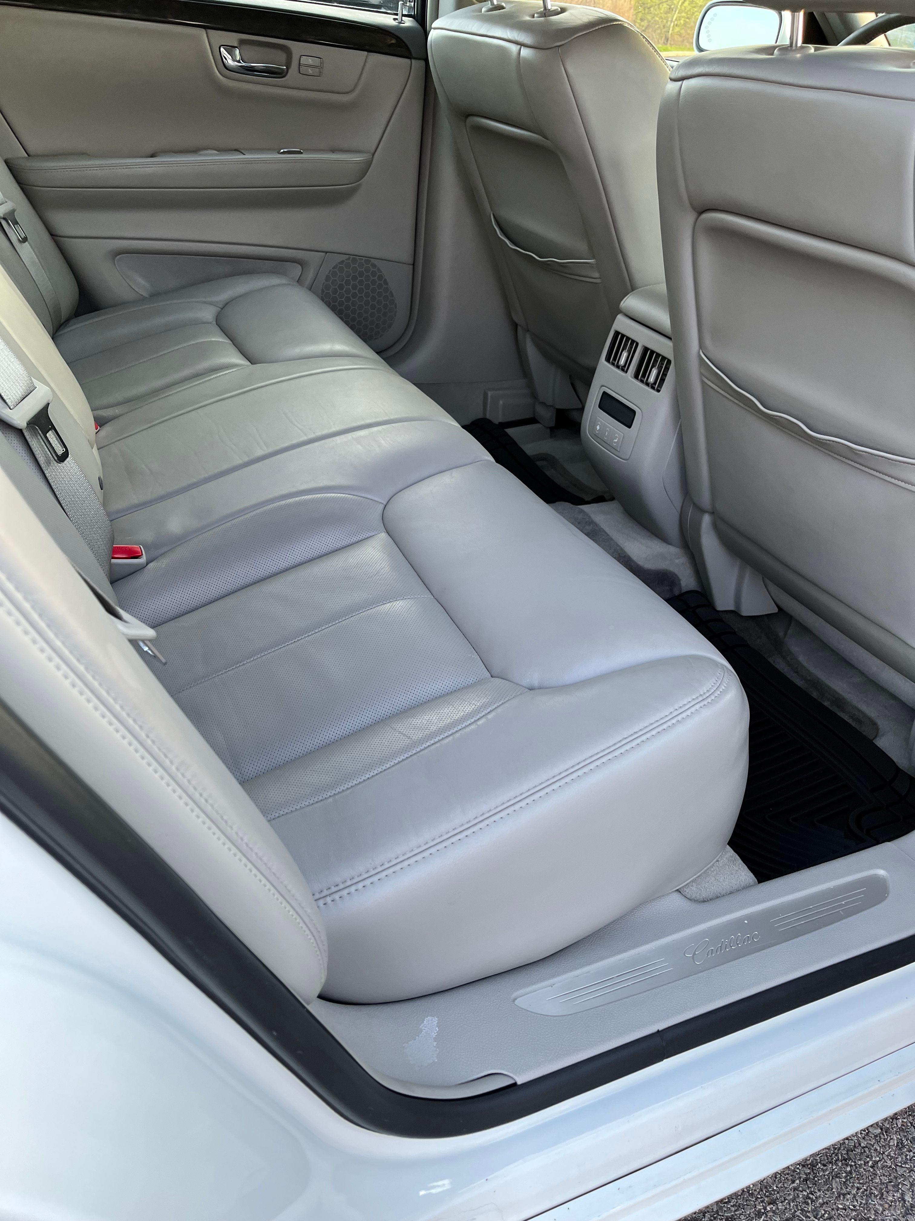 Used 2008 Cadillac DTS FWD image 27