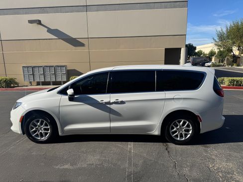Used 2017 Chrysler Pacifica Touring FWD image 11