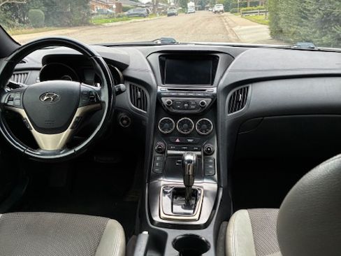 Used 2013 Hyundai Genesis 2.0T image 2