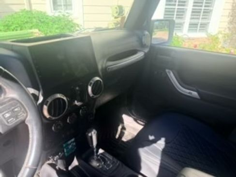 Used 2015 Jeep Wrangler Unlimited Sahara w/ Connectivity Group image 12