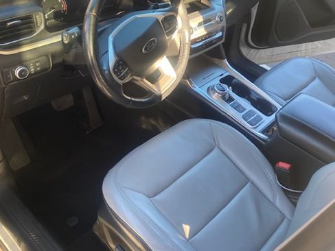Used 2021 Ford Explorer XLT w/ Equipment Group 202A image 9
