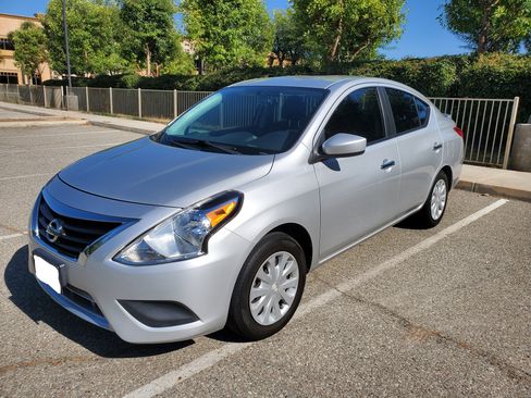Used 2015 Nissan Versa SV image 5