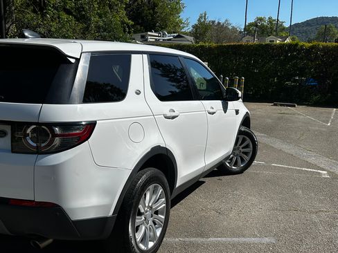 Used 2017 Land Rover Discovery Sport SE image 4