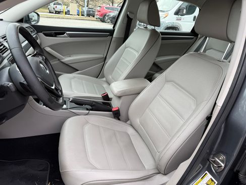 Used 2017 Volkswagen Passat 1.8T R-Line w/ R-Line Lighting Package image 11