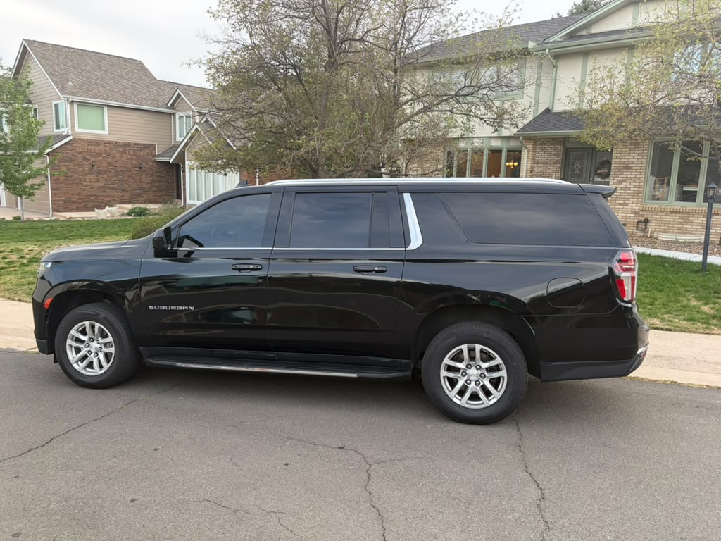 Used 2022 Chevrolet Suburban LT RWD image 14