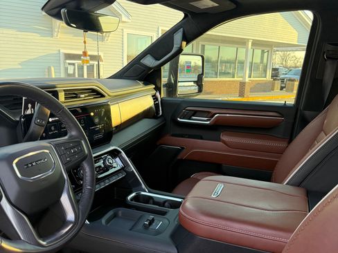 Used 2024 GMC Sierra 2500 Denali Ultimate image 9