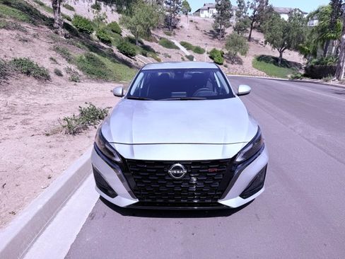 Used 2023 Nissan Altima 2.5 SV FWD image 2