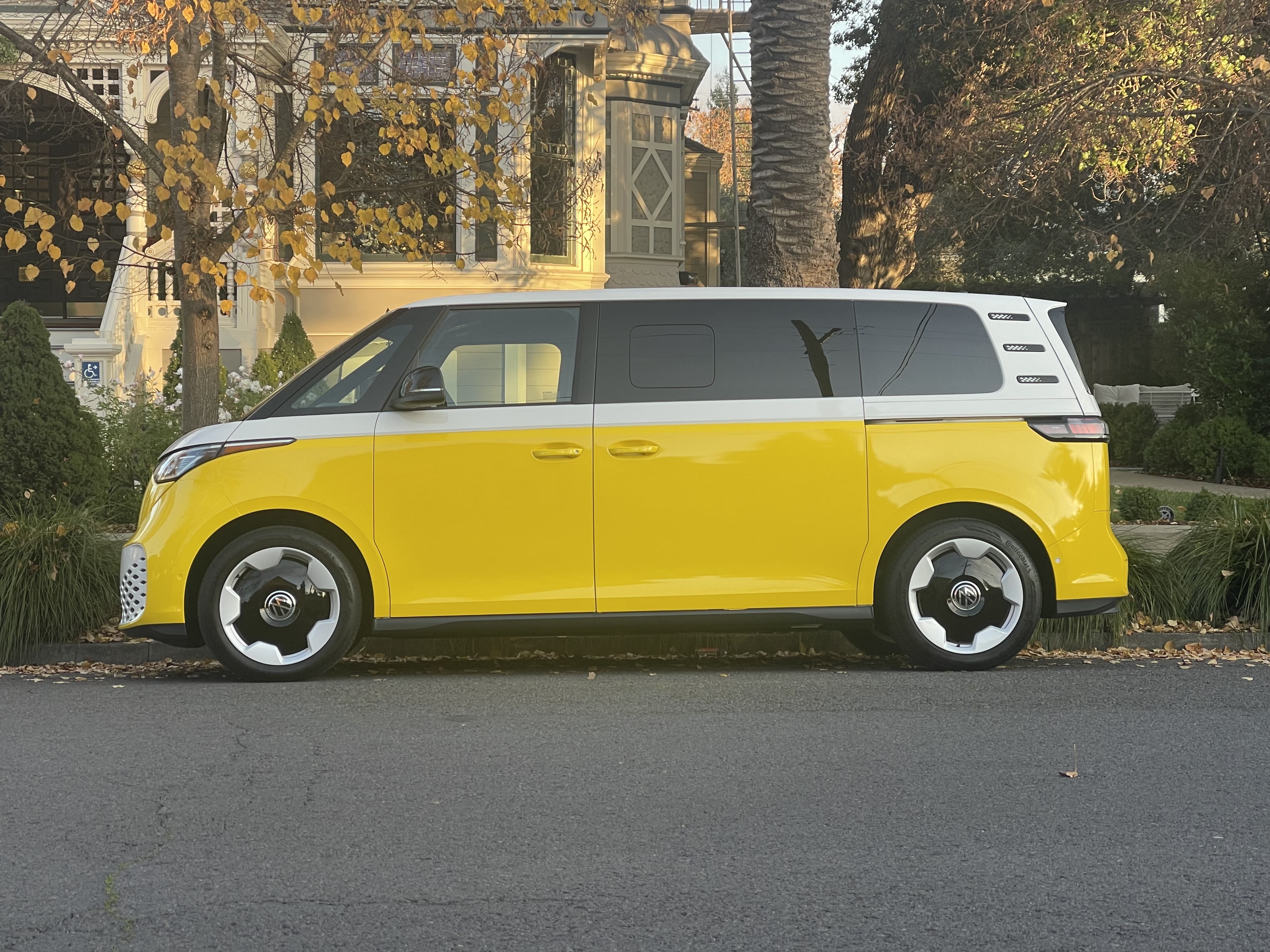 Used 2025 Volkswagen ID. Buzz Pro S RWD image 24