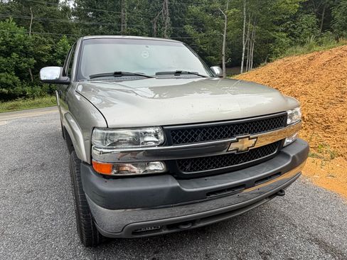 Used 2002 Chevrolet Silverado 2500 LS w/ Electrical Convenience Pkg AWD/4WD image 2